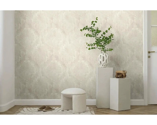 Dekoratives Zimmer mit gemusterter Tapete, Hocker, Pflanzen und Wohnaccessoires