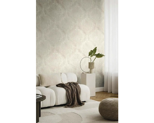 Heller Wohnraum mit gemusterter Tapete, Sofa, Teppich und Dekoration