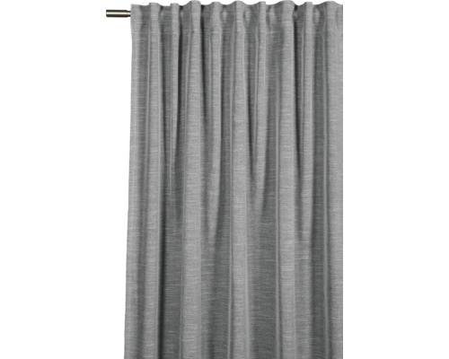 Grauer Flächenvorhang an einer Gardinenstange