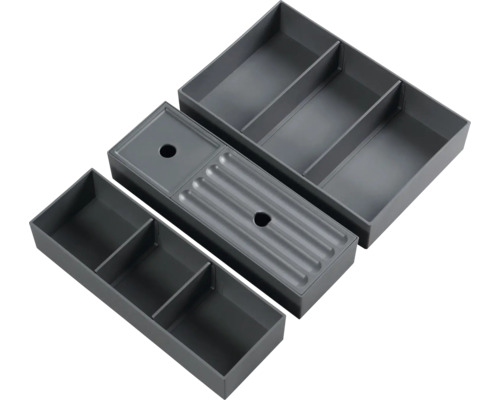 Drei graue Schubladeneinsätze mit Fächern zur Aufbewahrung von Gegenständen