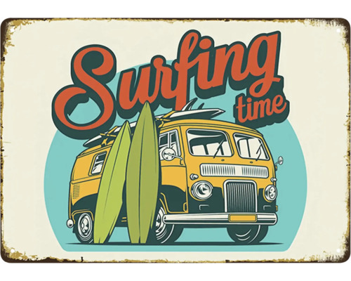 Metallschild mit dem Aufdruck Surfing Time, einem Bus und Surfbrettern