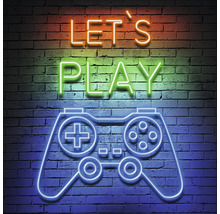 Neonbild mit der Aufschrift Let's Play und einem Controller auf einer Ziegelwand