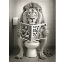 Löwe sitzt auf einer Toilette und liest eine Zeitschrift