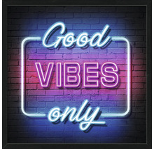 Dekoratives Wandbild mit dem Schriftzug Good Vibes Only vor einer Backsteinmauer
