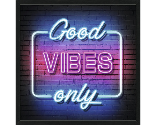 Dekoratives Wandbild mit dem Schriftzug Good Vibes Only vor einer Backsteinmauer