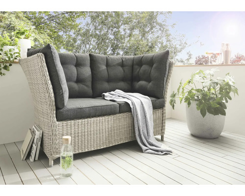 Gartenbank Destiny Palma Polyrattan 2-Sitzer grau Gartensitzgruppe aus Rattan mit grauen Kissen auf einer Terrasse.
