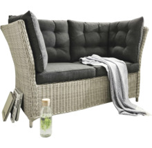 Gartensitzgruppe aus Rattan mit grauen Kissen und Decke