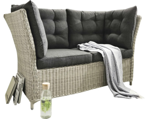 Gartensitzgruppe aus Rattan mit grauen Kissen und Decke