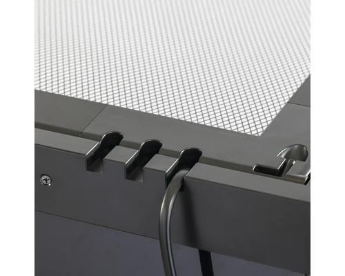 Detailansicht eines Kabelkanals mit Kabeln