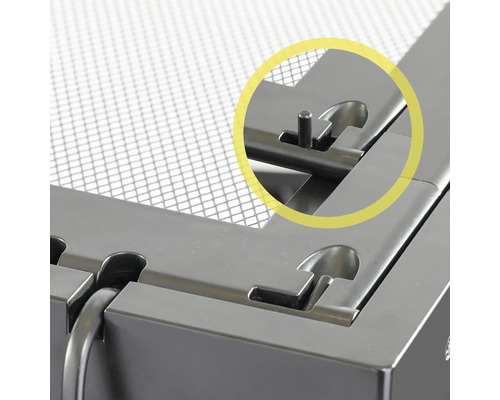 Detailansicht eines Metallgrills mit Verriegelungsmechanismus
