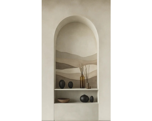 Dekoratives Regal mit Vasen und Schale vor Wandmalerei