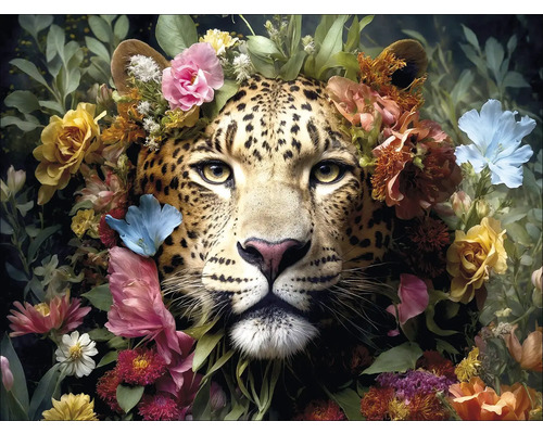 Nahaufnahme eines Leoparden mit Blumenkrone