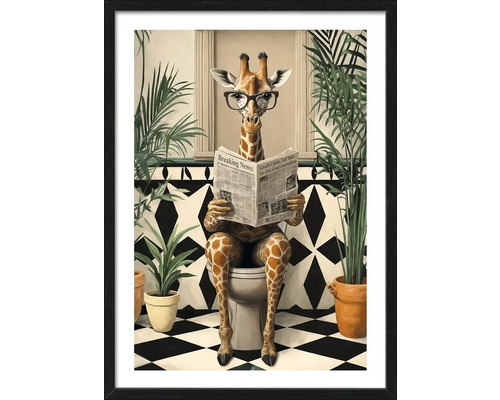 Gerahmtes Bild einer Giraffe mit Brille, die auf einer Toilette sitzt und Zeitung liest, umgeben von Pflanzen