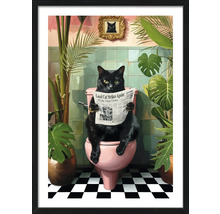 Gerahmtes Bild einer schwarzen Katze, die auf einer Toilette sitzt und eine Zeitung liest, im Hintergrund Zimmerpflanzen