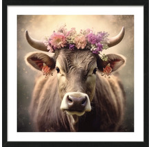Gerahmtes Bild einer Kuh mit Blumenkranz