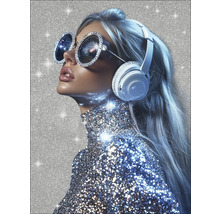 Frau mit Kopfhörern und Sonnenbrille