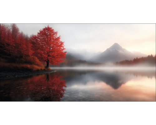 Landschaft mit See, Bäumen und Bergen im Nebel