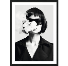 Schwarz-weißes Porträt einer Frau mit Sonnenbrille und Rauch im Gesicht, gerahmt