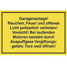 Schild mit dem Hinweis: Garagenanlage! Rauchen, Feuer und offenes Licht polizeilich verboten! Vorsicht! Bei laufenden Motoren besteht durch Auspuffgase Vergiftungsgefahr. Tore weit öffnen!