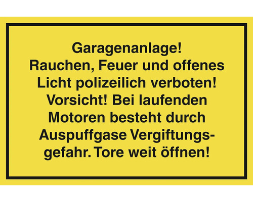 Schild mit dem Hinweis: Garagenanlage! Rauchen, Feuer und offenes Licht polizeilich verboten! Vorsicht! Bei laufenden Motoren besteht durch Auspuffgase Vergiftungsgefahr. Tore weit öffnen!