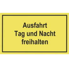 Schild mit der Aufschrift Ausfahrt Tag und Nacht freihalten