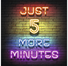 Neonreklame mit der Aufschrift Nur noch 5 Minuten vor einer Ziegelwand