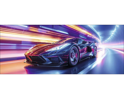 Sportwagen fährt durch einen beleuchteten Tunnel