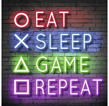Neonreklame an einer Ziegelwand mit der Aufschrift: Essen, Schlafen, Spielen, Wiederholen
