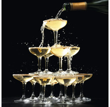 Champagner wird in eine Pyramide aus Sektgläsern gegossen.