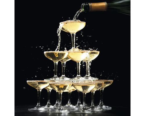 Champagner wird in eine Pyramide aus Sektgläsern gegossen.