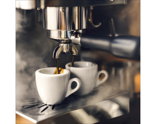 Espressomaschine bereitet zwei Tassen Espresso zu