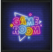 Dekorative gerahmte Wandkunst mit 'Game Room' Schriftzug im Neonstil vor einer Backsteinmauer