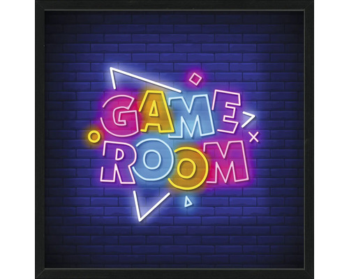 Dekorative gerahmte Wandkunst mit 'Game Room' Schriftzug im Neonstil vor einer Backsteinmauer