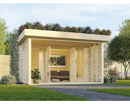 Gartenhaus Karibu Karlsruhe inkl. Dachbegrünung, Fußboden, Terrasse, Vordach 440 x 442 cm natur Gartenhaus mit Flachdach, Doppeltür und begrünter Dachfläche im Garten.