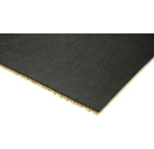 Nahaufnahme eines Teppichstücks mit Textiloberfläche und Unterseite aus Schaumstoff