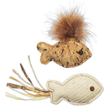 Zwei Katzenspielzeuge in Fischform, eines aus Kork mit Federn, das andere aus gewebtem Stoff mit Bändern