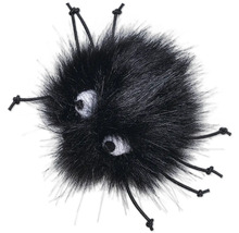 Schwarzes Fellspielzeug mit Augen und Schnüren