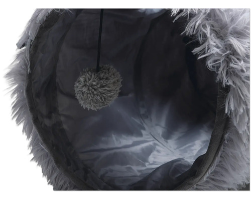 Innenansicht eines Katzentunnels mit Spielball