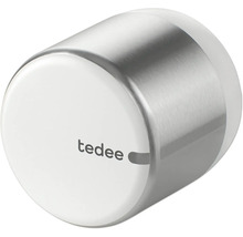 tedee smartes Türschloss aus gebürstetem Metall mit weißer Front.