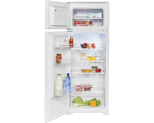 Geöffneter Kühlschrank gefüllt mit verschiedenen Lebensmitteln.