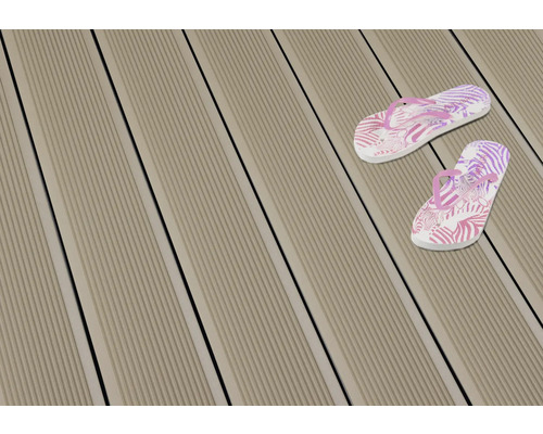 Terrassendielen aus Holzverbundstoff mit Paar Flip-Flops