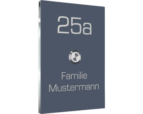 Hausschild mit Hausnummer, Klingel und Familienname
