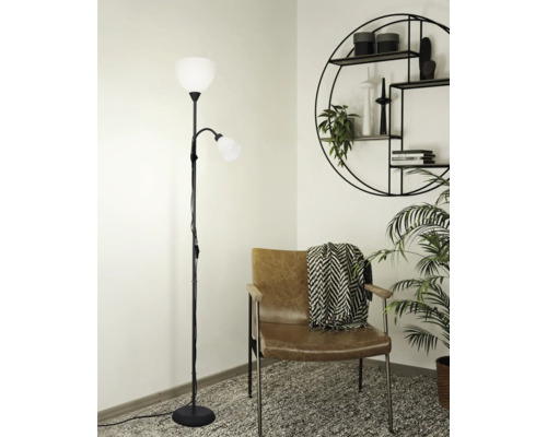 Stehleuchte mit zwei Leuchten neben einem Sessel und einem Wandregal