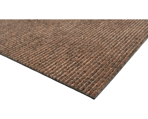 Brauner Teppich mit gerippter Struktur.