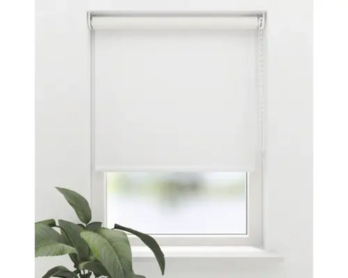 Fenster mit heruntergelassenem Rollo für Sonnenschutz