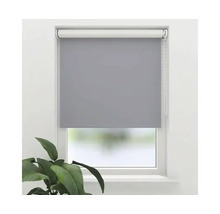Graues Rollo am Fenster zur Lichtregulierung