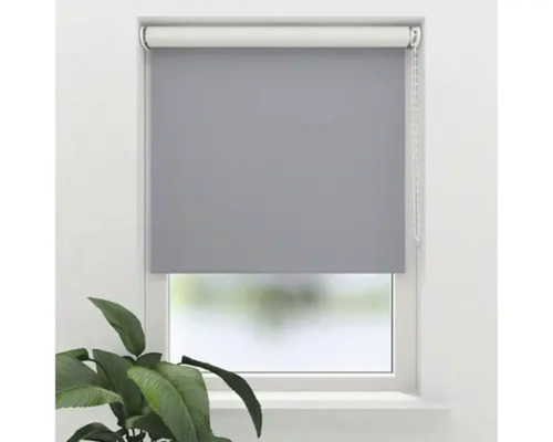 Graues Rollo am Fenster zur Lichtregulierung