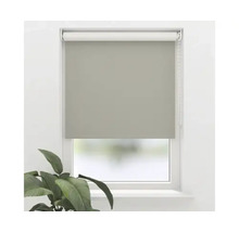 Graues Rollo am Fenster mit Pflanzen im Vordergrund