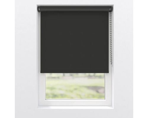 Fenster mit schwarzem Rollo zur Verdunkelung