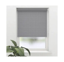 Graues Rollo am Fenster zur Beschattung und zum Schutz der Privatsphäre.